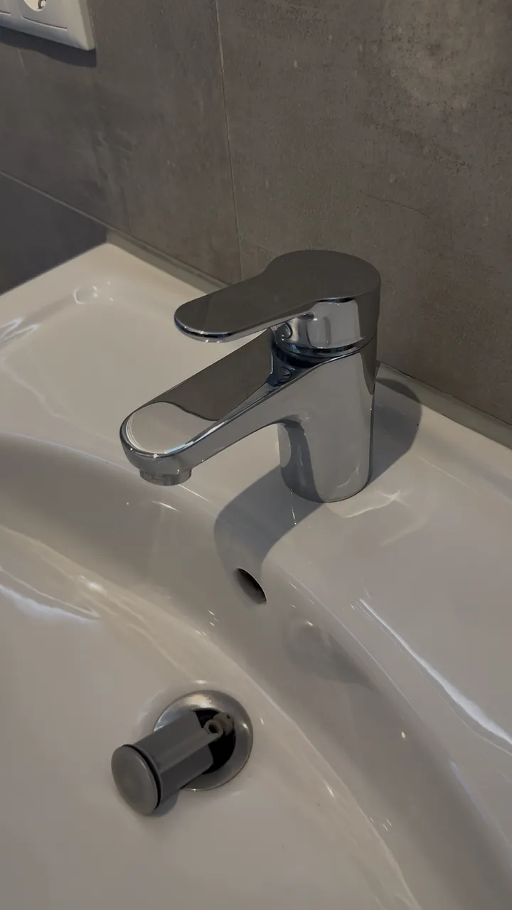 Derselbe Wasserhahn glänzend nach der Reinigung